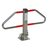 Vue de 3/4 de la barrière de parking rabattable à serrure